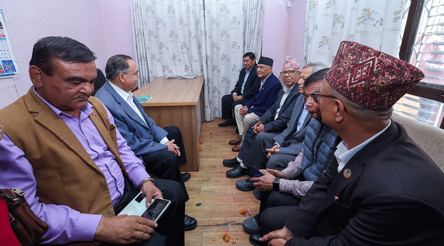 प्रधानमन्त्री ओलीले गरे आगजनी भएको एकीकृत समाजवादीको पार्टी कार्यालय अवलोकन